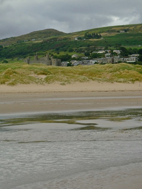 Zamek Harlech z plaży Morfa Harlech