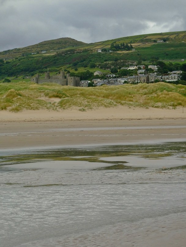 Zamek Harlech z plaży Morfa Harlech
