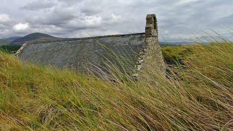 Saint Tanwg Church regularnie zasypywany przez wydmy