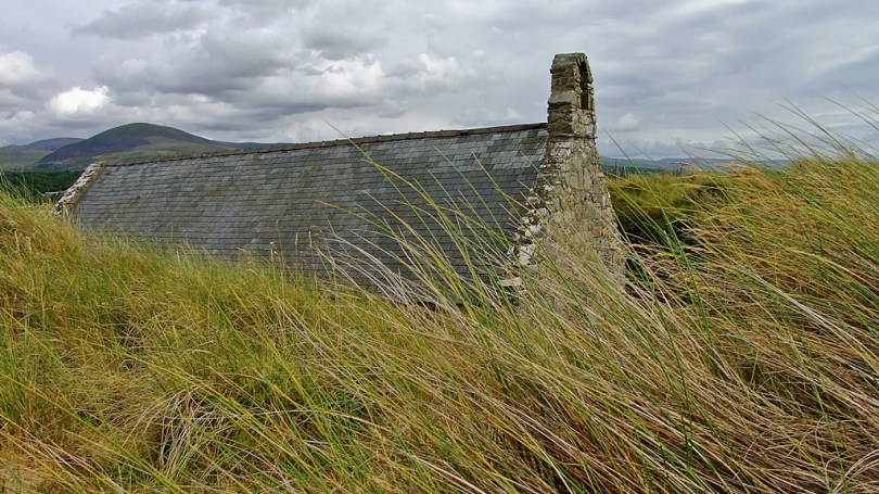 Saint Tanwg Church regularnie zasypywany przez wydmy