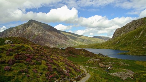 Llyn Idwal z Per Yr Ole w tle