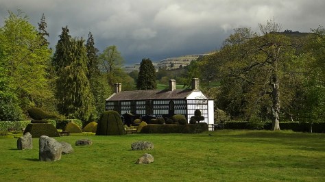 Llangollen - Plas Newydd z Castell Dinas Brân w tle