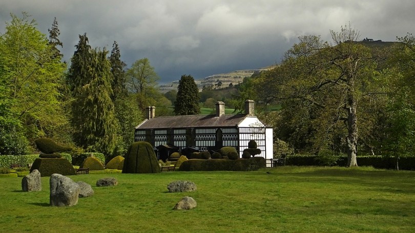 Llangollen - Plas Newydd z Castell Dinas Brân w tle