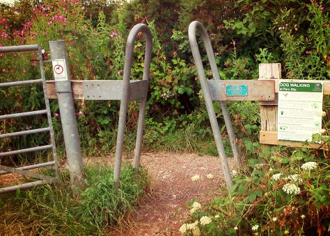 Walia rowerem - bramka na ścieżce rowerowej