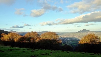 Miasteczko rozłożyło się w dolinie pomiędzy szczytami Ysgyryd Fawr (z pawej) i Sugar Loaf (z lewej)