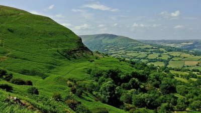 Widok na Golden Valley i Herefordshire z grzbietu Black Darren
