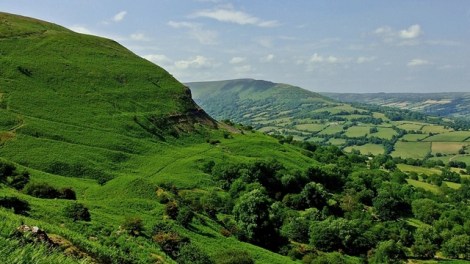 Widok na Golden Valley i Herefordshire z grzbietu Black Darren