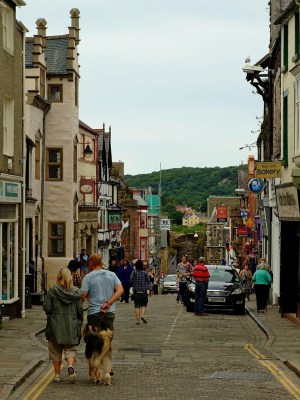 Uliczki Starego Conwy. Z lewej strony widać Plas Mawr
