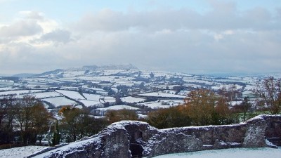 White Castle. W oddali majaczy święta góra Skirrid. Na pierwszym planie mur obronny zewnętrznego dziedzińca.