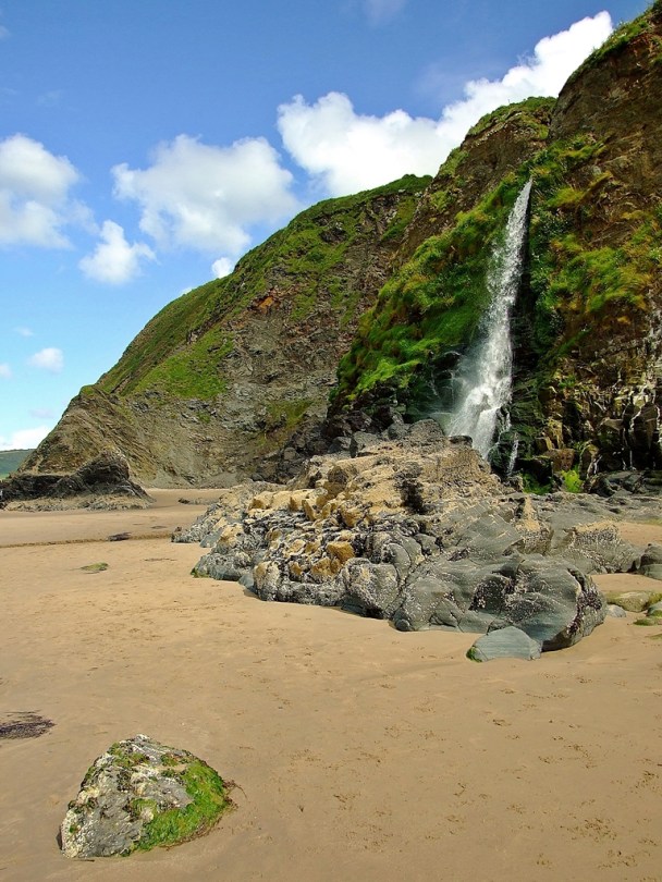 Wodospad na plaży w Tresaith