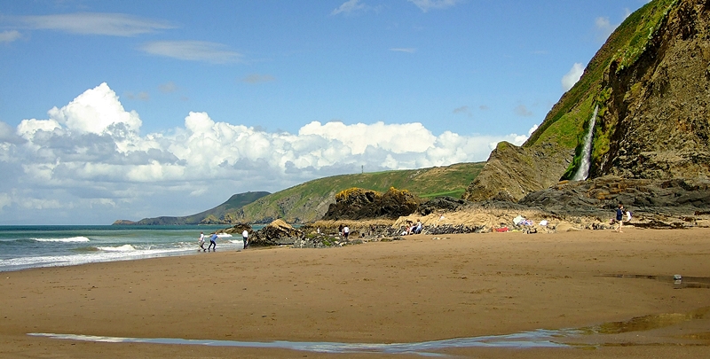 Wodospad na plaży w Tresaith