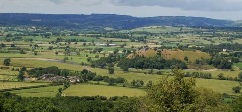 Panorama Carmarthenshire z zamkiem Dryslwyn na wzgórzu