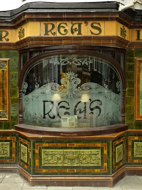 Aberystwyth - fasada pubu w stylu art déco