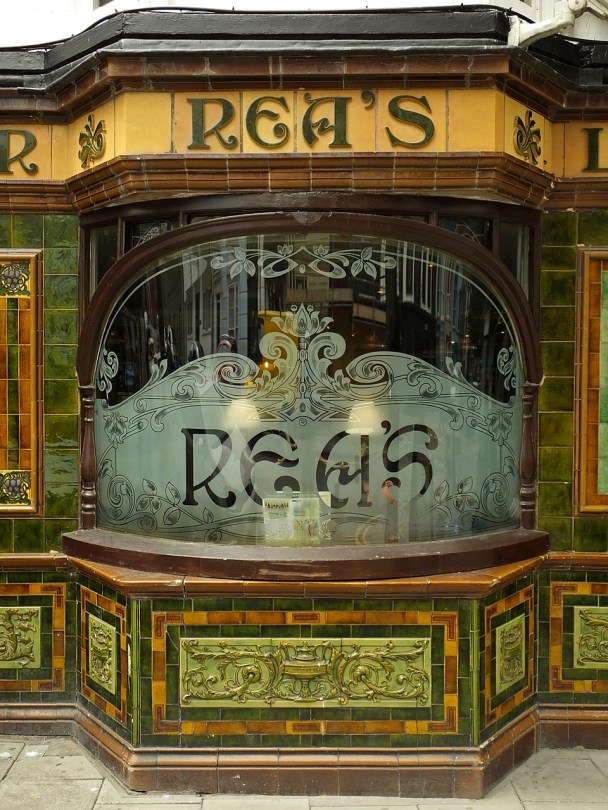 Aberystwyth - fasada pubu w stylu art déco