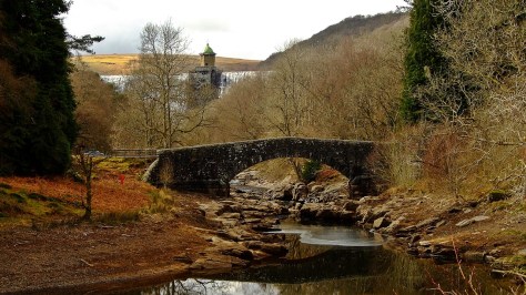 Pen-y-Bont i zapora Pen-y-garreg