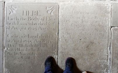 płyty nagrobne, obecnie podłoga kościoła