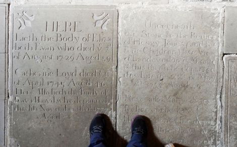 płyty nagrobne, obecnie podłoga kościoła