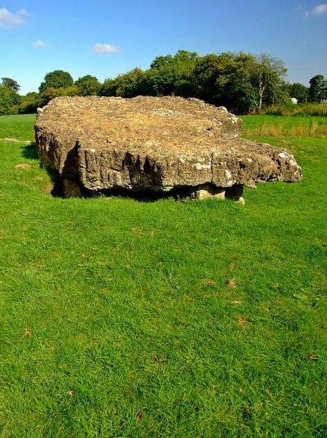 Prawie czterdziesto tonowa pokrywa Tinkinswood burial chamber