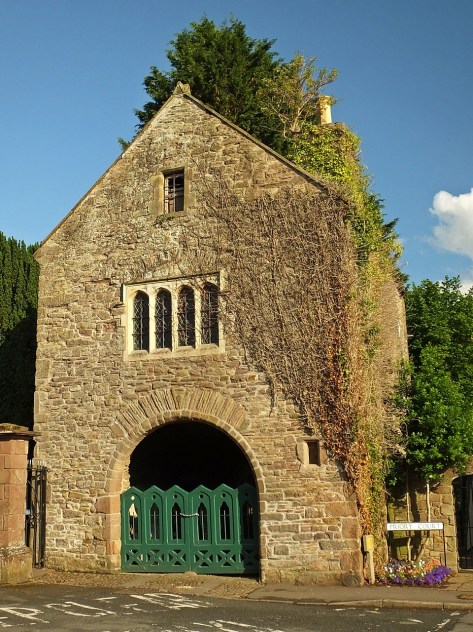 Dawna brama klasztorna