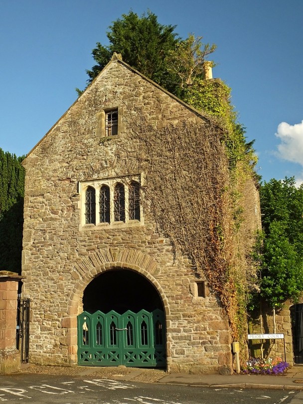 Dawna brama klasztorna