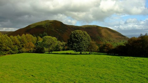 Krajobrazy u stóp wzgórza Y Garth