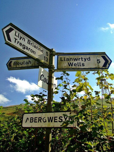 Drogowskaz na rozstaju dróg w Abergwesyn