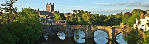 Hereford - Old Bridge nad rzeką Wye i Katedra