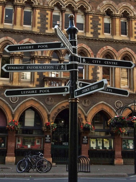 Drogowskazy przy Broad Street. W tle miejska biblioteka i muzeum.