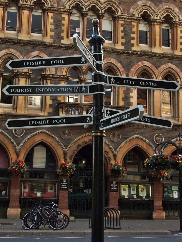 Drogowskazy przy Broad Street. W tle miejska biblioteka i muzeum.