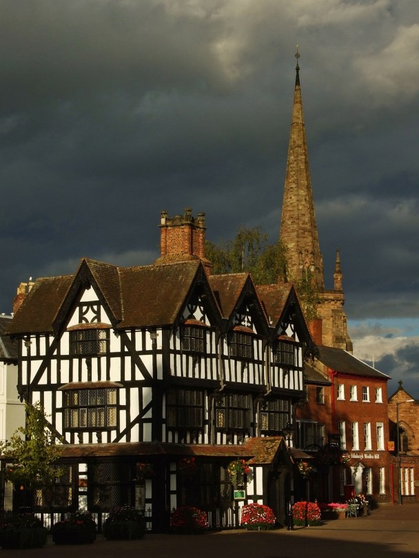 Old House z iglicą St Peter’s Church w tle