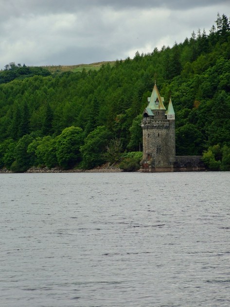 Malownicza wieża na Lake Vyrnwy