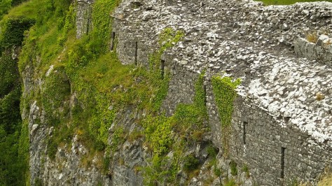 Wykuty w skale korytarz prowadzący do naturalnej jaskini pod zewnętrznym dziedzińcem zamku