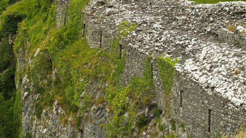 Wykuty w skale korytarz prowadzący do naturalnej jaskini pod zewnętrznym dziedzińcem zamku