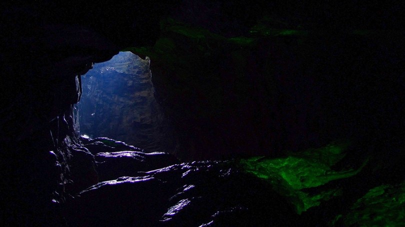 Jaskinia pod zewnętrznym dziedzińcem zamku