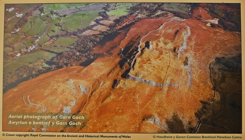 Garn Goch z lotu ptaka (zdjęcie z tablicy informacyjnej przy grodzisku)