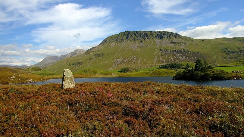 Menhir Plas Cregennen Stone i widok na jezioro i Cadair Idris