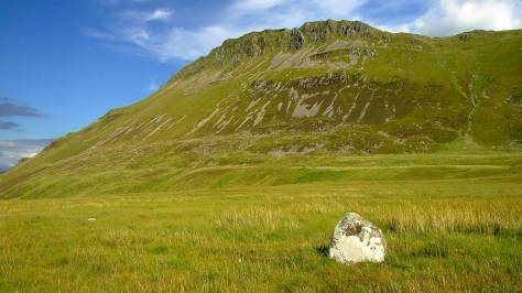 Jeden z kamieni Hafotty-fach Stones z widokiem na Cadair Idris