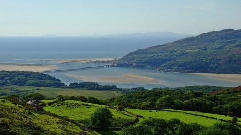 Widok na estuarium Mawddach i Barmouth Bridge