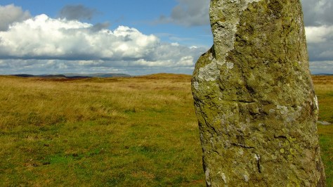 Maen Serth standing stone - ledwie widoczny krzyż celtycki