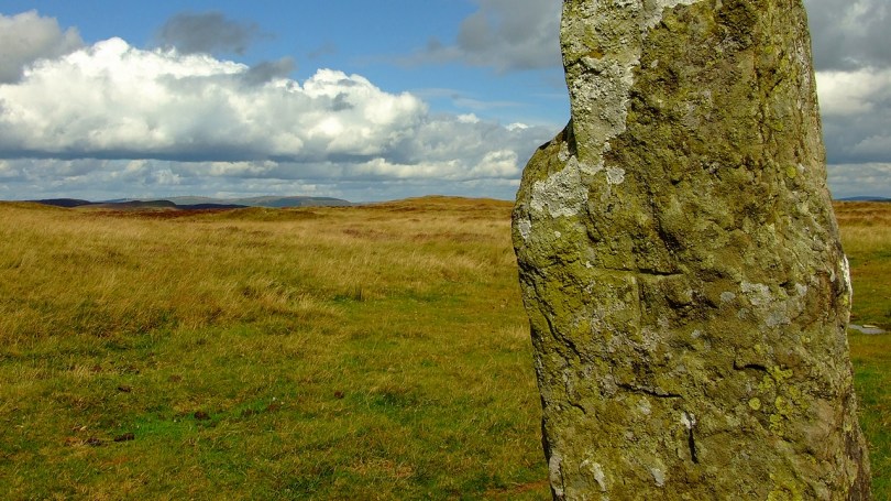 Maen Serth standing stone - ledwie widoczny krzyż celtycki