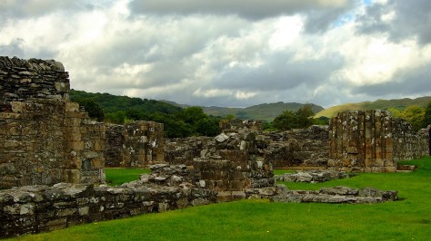 Strata Florida - ruiny kościoła z widokiem na Cambrian Mountains
