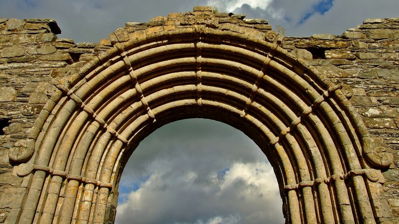 Strata Florida - łuk zachodniego wejścia do kościoła