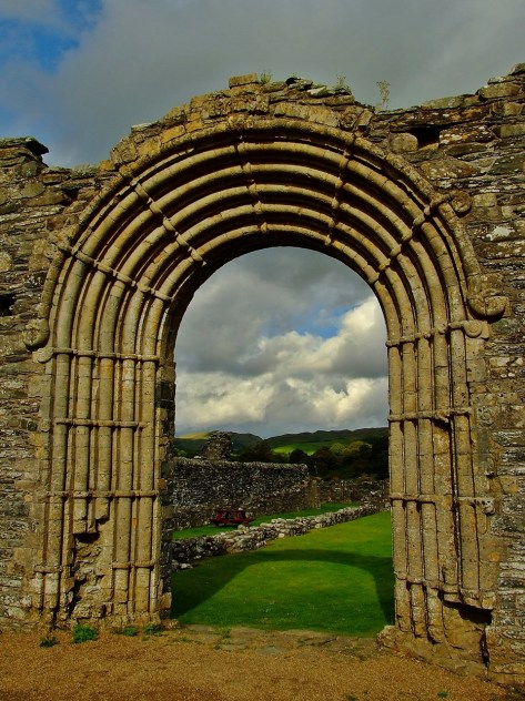 Strata Florida - łuk zachodniego wejścia do kościoła